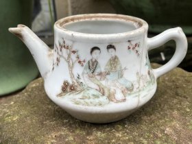 民国时期的画人物花纹的瓷器茶壶一个，烂了，品不好，长17厘米高9厘米，卖138元包邮。