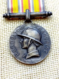 法国1935年消防银章 做工精致，缎带保存状态很好 品相极美品 28.9mm直径