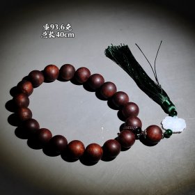 沉香木手持一条。