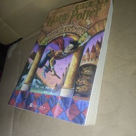 《哈利·波特与魔法石:英汉对照版》（未删节的中英双语版本，外国儿童文学经典，美国初版封面）