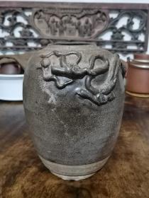 宋元茶色釉龙形纹罐，1600元，罐身捏塑有一条飞龙，生动立体，十多年前购于四川。今惠让，有缘者得之。