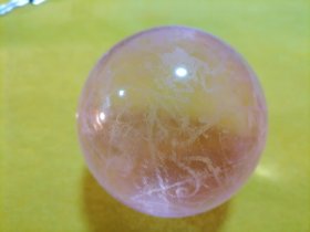 水晶球一个有点小花印带底座，其它一切完好直径10cm左右！喜欢就来！