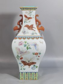 清乾隆 粉彩描金蝴蝶杂花双耳四方瓶