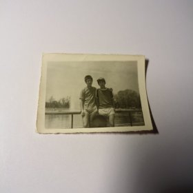 老照片–两个帅气青年背靠景区护栏留影（2）