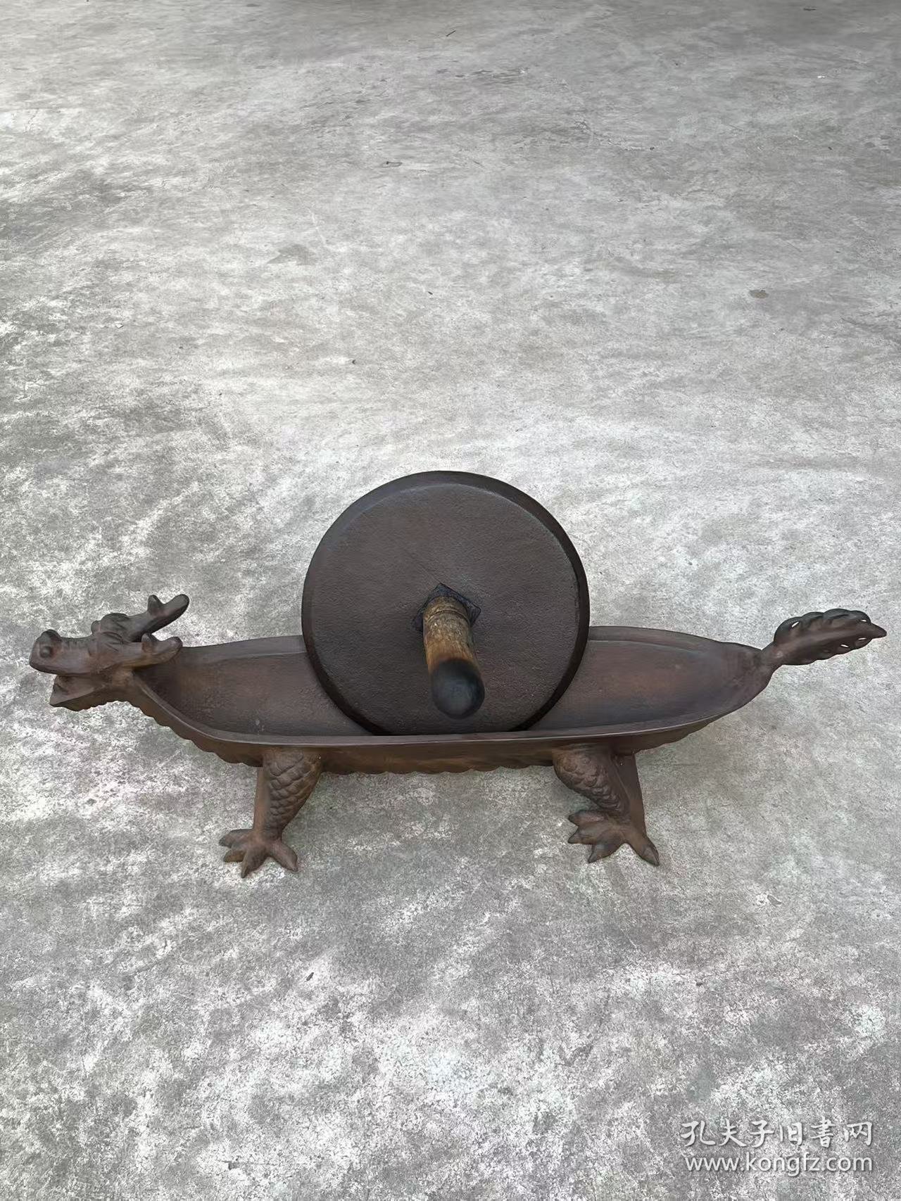 旧藏 铸铁【中醫 龍形藥碾】，个体硕大、腹侧部“大清乾隆三年造”字样，尺寸重量如图！