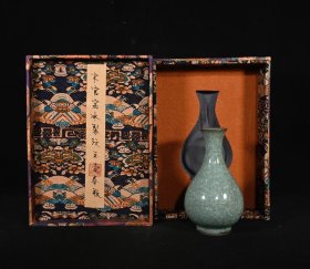 旧藏宋官窑冰裂纹玉壶春瓶，高19×10.5厘米