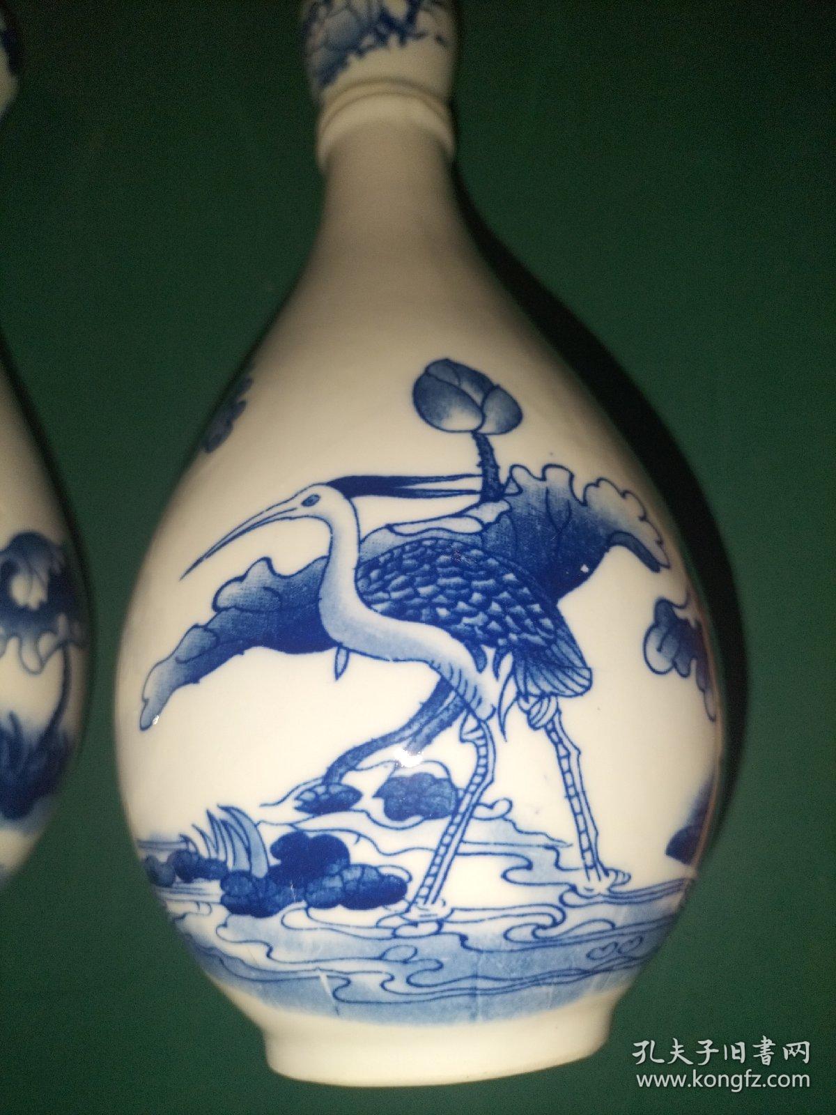 青花仙鹤荷花图案的瓷酒瓶 2个合售 图案非常漂亮
