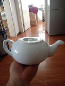 白瓷茶壶，设计特别壶嘴朝下，釉面光滑肥润。保存完整无磕碰。