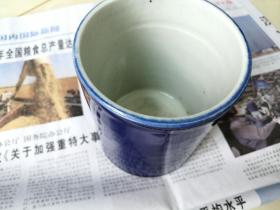 收到蓝釉笔筒一个，颜色精美，品相上乘（手机拍照不好拍出实际效果），清代笔筒？民国笔筒？识者结缘，看好下单，不退。
