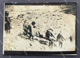 抗战时期 河北省山岭地带运送伤员的日军医疗兵 原版老照片一枚