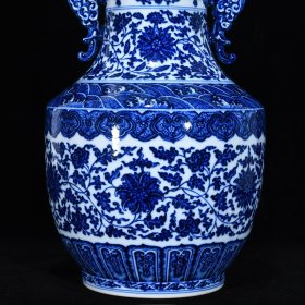 清乾隆青花缠枝莲纹双耳瓶，高37厘米，直径23厘米