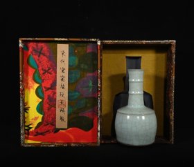 旧藏宋官窑乾隆御题纹长颈瓶，高23×13厘米