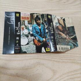 磁带周杰伦七里香（换肤版）原外盒找不到了，此外盒是蔡依林就是爱的外盒，品相一般，介意者勿拍。