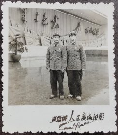 南昌老照片，1971年，南昌人民广场，穿解放鞋，戴像章军人合影（南昌井冈山照相馆）