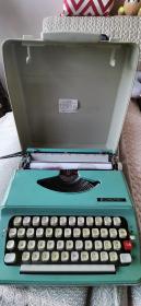日本原装进口的4-50年代打字机，功能正常，质量杠杠的，重4.8千克，适合收藏。