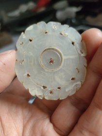 清代岫玉转心佩，整体保存完好，表面有精美镂空花纹，采用岫玉材质，适合做古董玉饰或收藏爱好者入手。细节如图，不议价。附近的朋友可以面交，支持验货。二手物品。感兴趣的朋友可以联系我哦！