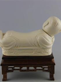 定窑白釉娃娃枕