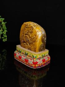 旧藏珍品，寿山石极品枇杷黄田黄印章摆件
大清著名雕刻家【徐三庚】之藏品
取材上乘寿山枇杷黄田黄石，色泽温润如玉，机理细腻油润，质地纯净通透，工艺精湛一流，祥龙威武霸气，栩栩如生，包浆醇厚自然，实属收藏观赏珍品。
【品名】龙凤呈祥
【尺寸】高7✘宽7.5
【重量】400克