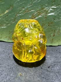 天然乌克兰原矿蜜蜡雕刻小貔貅一个