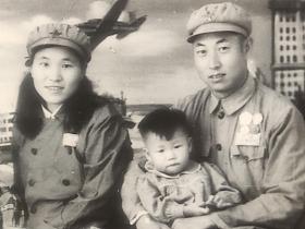 中国人民解放军着50式军装佩戴四枚勋章一家六口合影照片(老军人8路军张桂梅、杨学坤相册，时间跨度从抗日战争时期的8路军到七八十年代)
