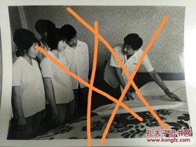 1980年代扬州旅游学校服务专业学生在无锡湖滨饭店参观学习楼面服务工作。