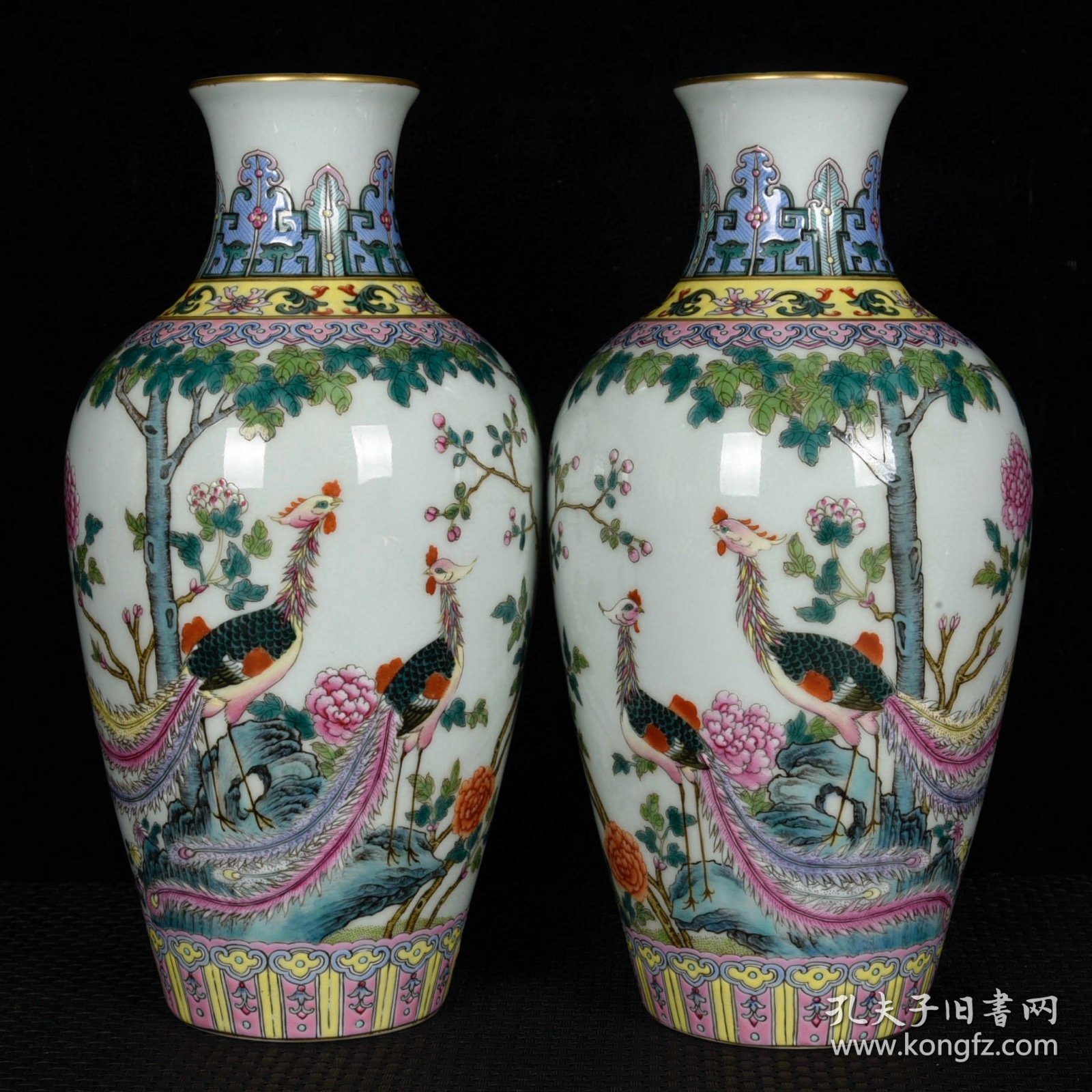 清乾隆珐琅彩描金凤凰戏牡丹纹花瓶 高22.5厘米 直径11.5厘米