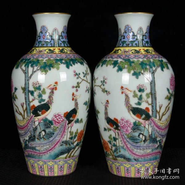 清乾隆珐琅彩描金凤凰戏牡丹纹花瓶 高22.5厘米 直径11.5厘米