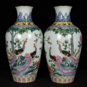 清乾隆珐琅彩描金凤凰戏牡丹纹花瓶 高22.5厘米 直径11.5厘米