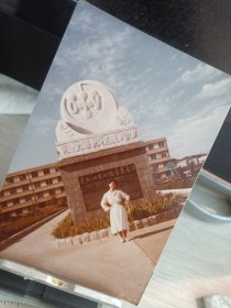 烟台老照片 烟台张裕公司老照片 照片上有国际葡萄酒与葡萄酒组织(简称OIV)的雕塑(傅家5号箱)