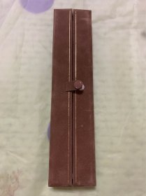 【海外回流  vintage中古】回流中古首饰盒  小年份  很实用  细节可见，内里带金或银色字迹   仔细看好图片，尺寸如图，有瑕疵，介意勿拍，谨慎下单！出售不退！偏远地区邮费联系客服另算！