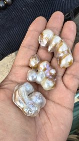 天然异形大珍珠，多颗生长一起的异形，大尺寸，很少见，可以做吊坠，标价为一颗价，拍前沟通好要哪一颗，不沟通直接拍的随机发货。