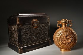 珍品旧藏收高浮雕錾刻鎏金扁龙花瓶 工艺精湛 造型精美 配老木头箱
