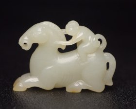 精品收藏，和田玉马上封候 特价 规格:5.0×3.6×1.2厘米 重 32克。 玉质细腻温润，造型精致大方，雕工精湛，包浆古朴自然，有着重要的历史文化内涵，极具收藏。