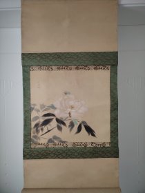 （3）绢本手绘《白牡丹》装裱立轴老画一幅绫布装裱，落款 钤印，尺寸119cmX59.5
