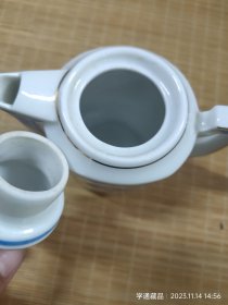 九十年代后生产的手绘小茶壶（壶高：13CM）