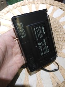【便携式收音机】TECSUN PL606收音机 德生PL606高灵敏度收音机一台 德生通用电气制造有限公司【机器安装上电池按下POWER开关机可以正常收听广播，声音洪亮，按键灵敏，因为没有说明书，其他功能没有试机，仅试了收听广播功能】【外表正常使用轻微磨损划痕，图片为实拍，品相以图片为准】长度12.5cm宽度8cm厚度2.3cm机身编号39820170700245
