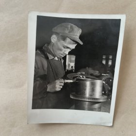 新华社记者田明摄黑白照片1959年天津第一机床厂的老工人林德《质量关上的长胜兵》【24】