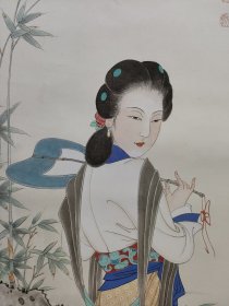 刘成海老师作品一件，仕女图，立轴，2013年作 释文:欲向东风问早春，闲来花底步香尘。 试看一种婵娟态，即是罗浮梦里人。癸巳年桃浪于蜀都，刘成海