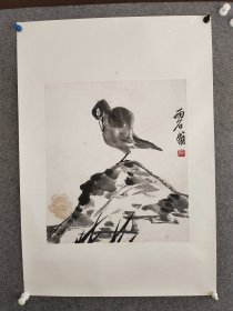 著名齐派画家王铸九水墨山石小鸟图叫镜心一幅，44/50CM，完整。王铸九（1900-1966），原名鼎，号两石，字嶦农。男，汉族，河南舞阳人，1922年毕业于师范学校，1929年到北京拜齐白石为师习画。1949年后经徐悲鸿介绍到北京展览工作室供职，1955年至1962年任北京市美术公司画师，1963年至1966年任北京中国画院专业画家。中美协会员。