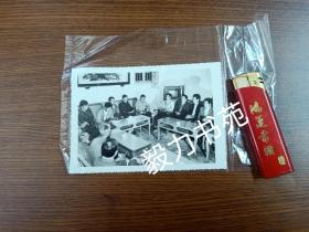 【老照片收藏】1989年1月 广东揭阳县县政府办公室工作会议照片一张 原版老照片 (非复制品)，此照片公开发表刊载于1989年3月出版的《揭阳县政府志》一书前插页，可以找该书对照。