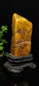 旧藏珍品，寿山石极品金田黄印章摆件 大清著名雕刻家【吴昌硕】之藏品 取材上乘田黄石，色泽温润如玉，机理细腻油润，质地纯净通透，工艺精湛一流，人物，树木，栩栩如生，惟妙惟肖，萝卜纹清晰可见，强光下呈现极品黄金宝石色，晶莹剔透，美轮美奂，包浆醇厚自然，实属收藏观赏珍品。 【品名】聚贤图 【尺寸】高19宽8 【重量】2200克