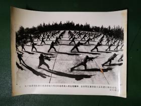 老照片：北京军区某部战士正在进行刺杀训练