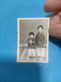 1978年春节两小女孩合影照片