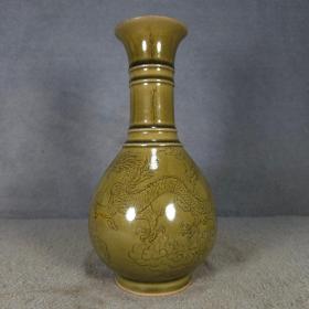 宋代越窑刻花工艺龙纹花瓶。