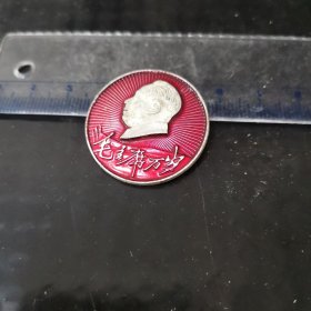 主席银白色头像放光芒，三面红旗，毛主席万岁。背面毛主席万岁，无夕，胸章（一次性拍得多单可合并邮费只收一个邮费）