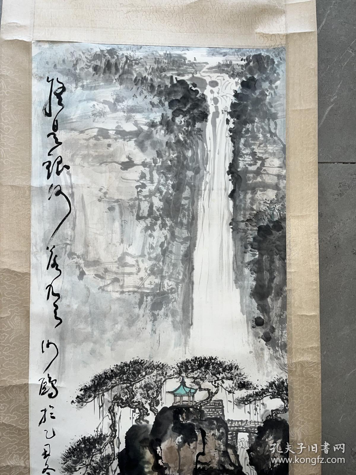 江苏省书法家协会会员，无锡市书法家协会名誉理事徐步云山水原裱立轴101*33
徐步云（1920~）笔名沙鸥。江苏东台人。历任江苏省教育厅职员，中学教师、教导主任，无锡教育学院总务处副主任等职。
中文名
徐步云
外文名
XU BUYUN
别名
沙鸥
国籍
中国
民族
汉简介中国老年书画研究会创作研究员。江苏省书法家协会会员，无锡市书法家协会名誉理事，中华诗词学会会员，世界书画家协会理事，无锡西神印社