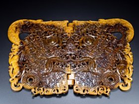 和田玉旧藏回流 精品饕餮兽面 折叠玉璧 玉质细腻油润 包浆醇厚 沁色自然 雕工精湛 品相完美 细节如图 尺寸42.2×28.7×0.8厘米 重1974.6克