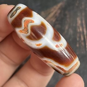 珍藏西藏红水莲花天珠尺寸：49*14毫米风化清晰明显，包浆浑厚细腻