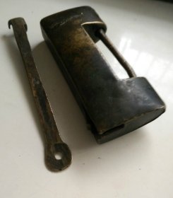 老铜锁一把；可以使用。长9。4厘米