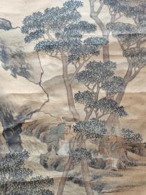 松村吴春 ，日本南部绘画大师之一。 山水人物绢本老画 立轴，高级裱工。年代久远，画面黄斑，褶皱，请细看图片。

松村吴春（Matsumura Goshun，1752－1811年）本姓松村，名丰昌，通称文藏，字伯望，号允白、月溪、蕉雨亭、百昌堂。日本江户时代画家，四条派创始人。日本南部绘画大师之一。
松村吴春结合中国文人画的风格，提高了日本绘画的艺术性与表现力。
画心尺寸：107×50